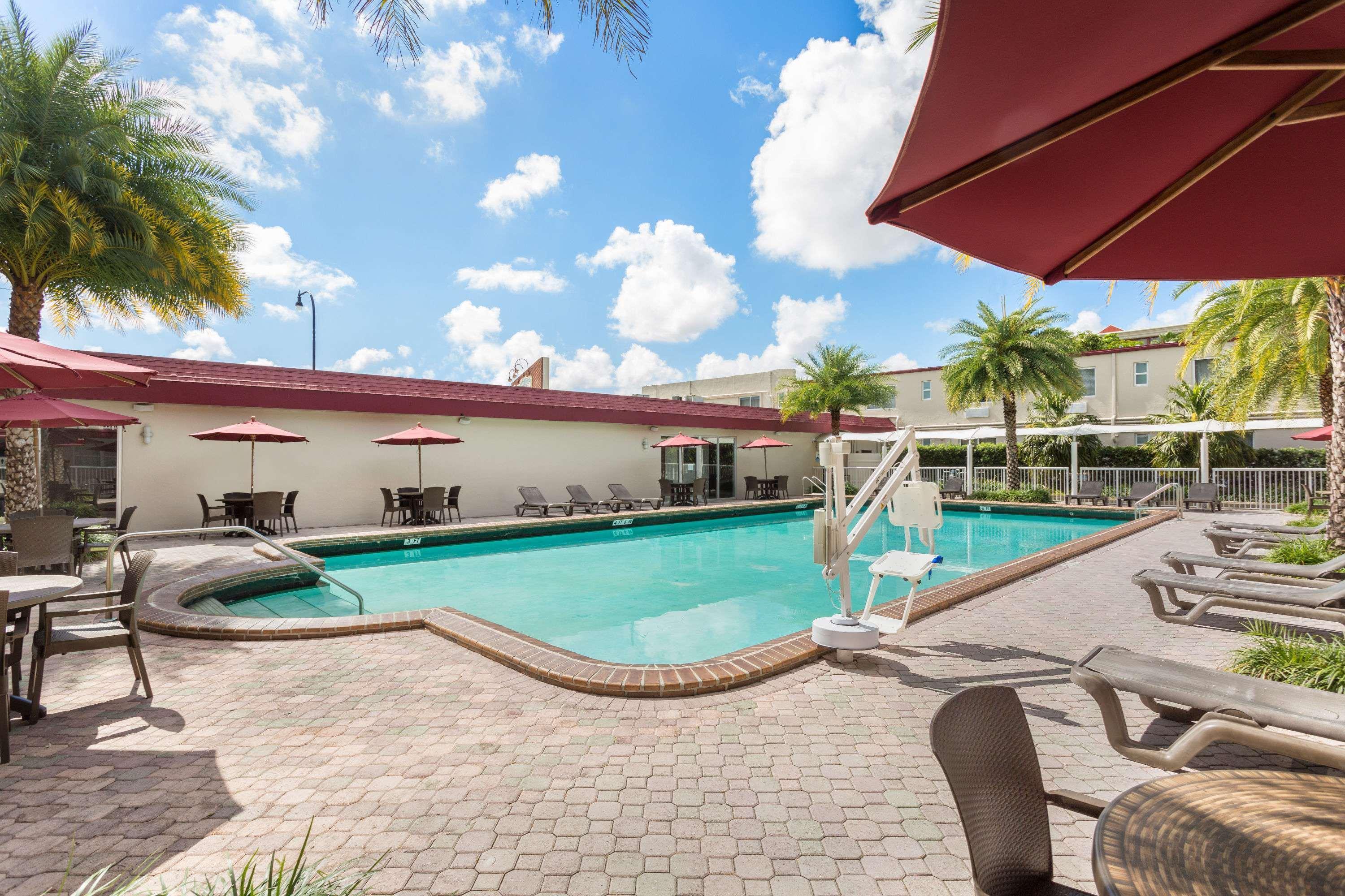 รามาดา บาย วินด์แฮม ไมอามี สปริง/ไมอามี อินเตอร์เนชั่นแนล แอร์พอร์ต Hotel Miami Springs ภายนอก รูปภาพ