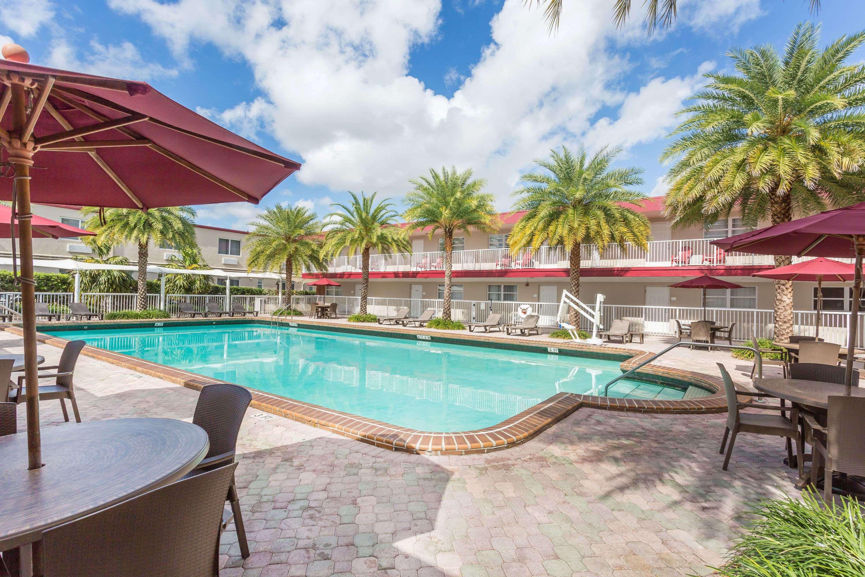 รามาดา บาย วินด์แฮม ไมอามี สปริง/ไมอามี อินเตอร์เนชั่นแนล แอร์พอร์ต Hotel Miami Springs ภายนอก รูปภาพ